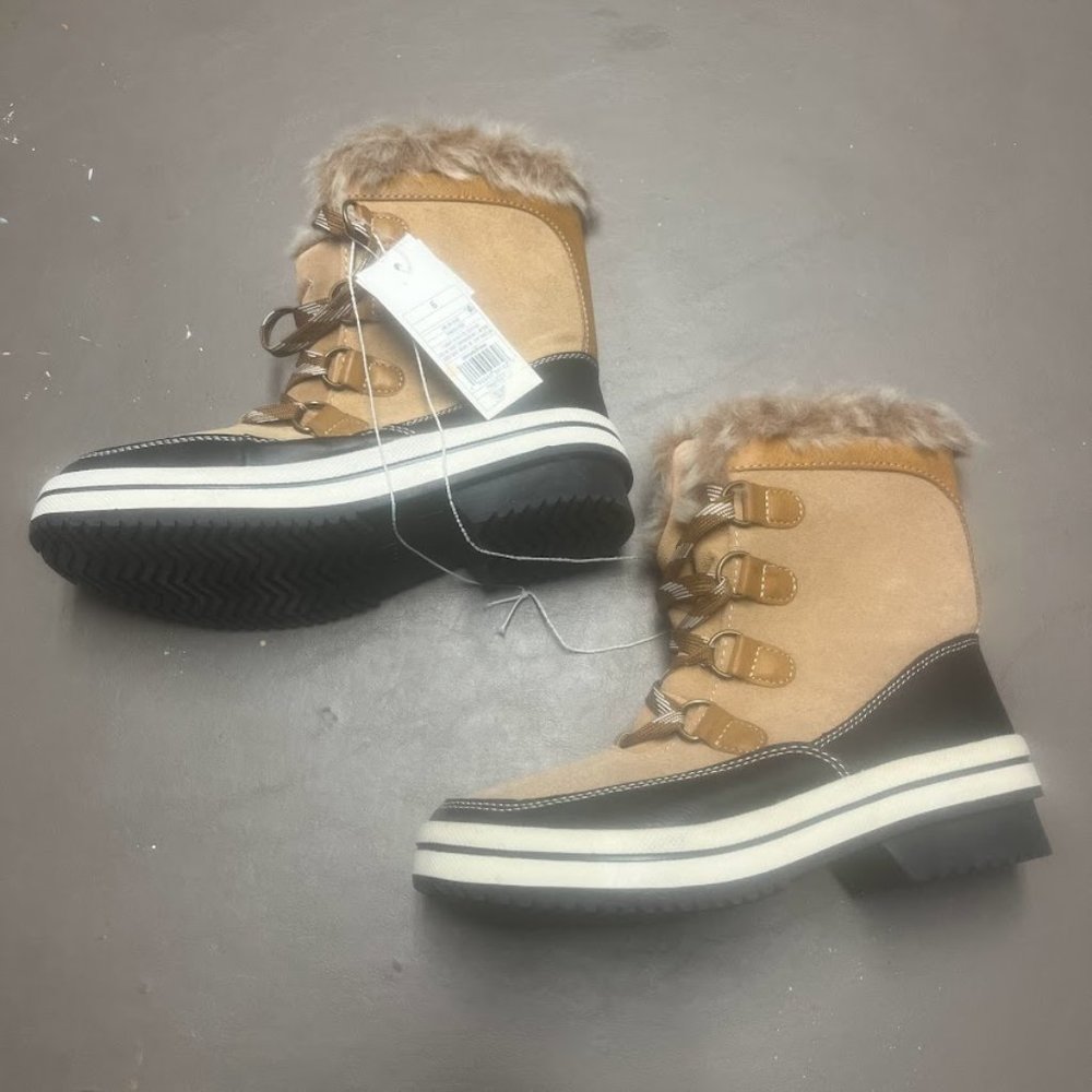 Universal Threads Size 6 Fuzzy Snow Boots